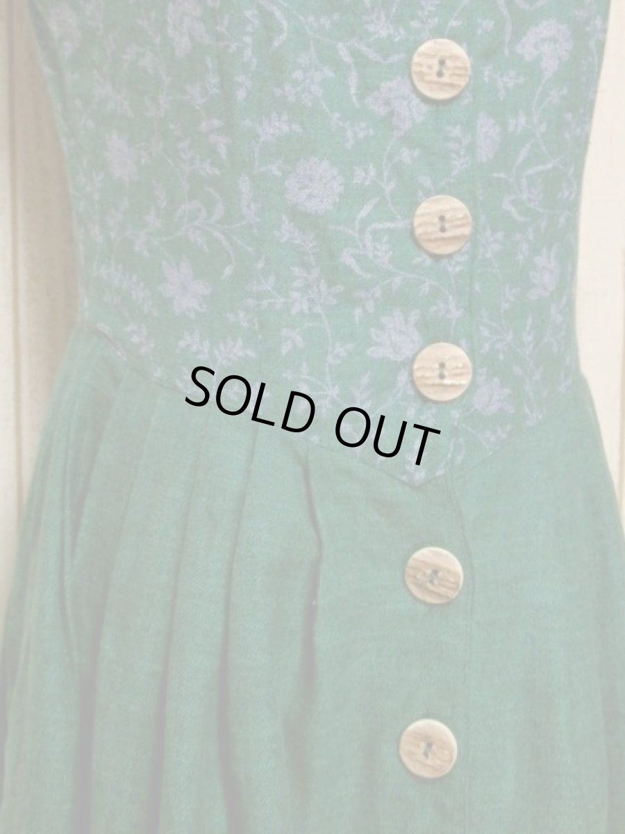 画像4: 大人フォークロア×お花柄切り返しデザイン 大きなウッド調ボタン ディアンドル チロルワンピース ドイツ民族衣装 舞台 演奏会 フォークダンス オクトーバーフェスト 【5777】 (4)