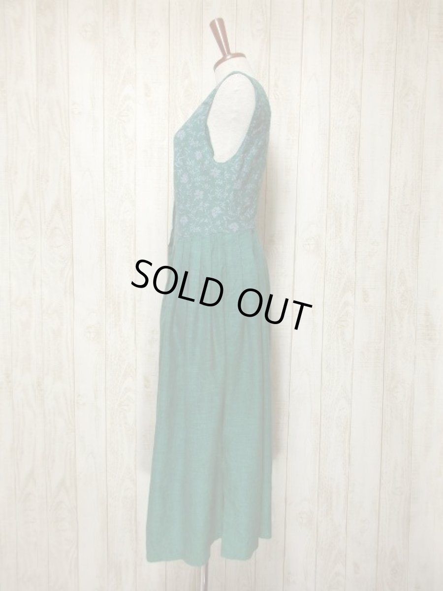 画像7: 大人フォークロア×お花柄切り返しデザイン 大きなウッド調ボタン ディアンドル チロルワンピース ドイツ民族衣装 舞台 演奏会 フォークダンス オクトーバーフェスト 【5777】 (7)