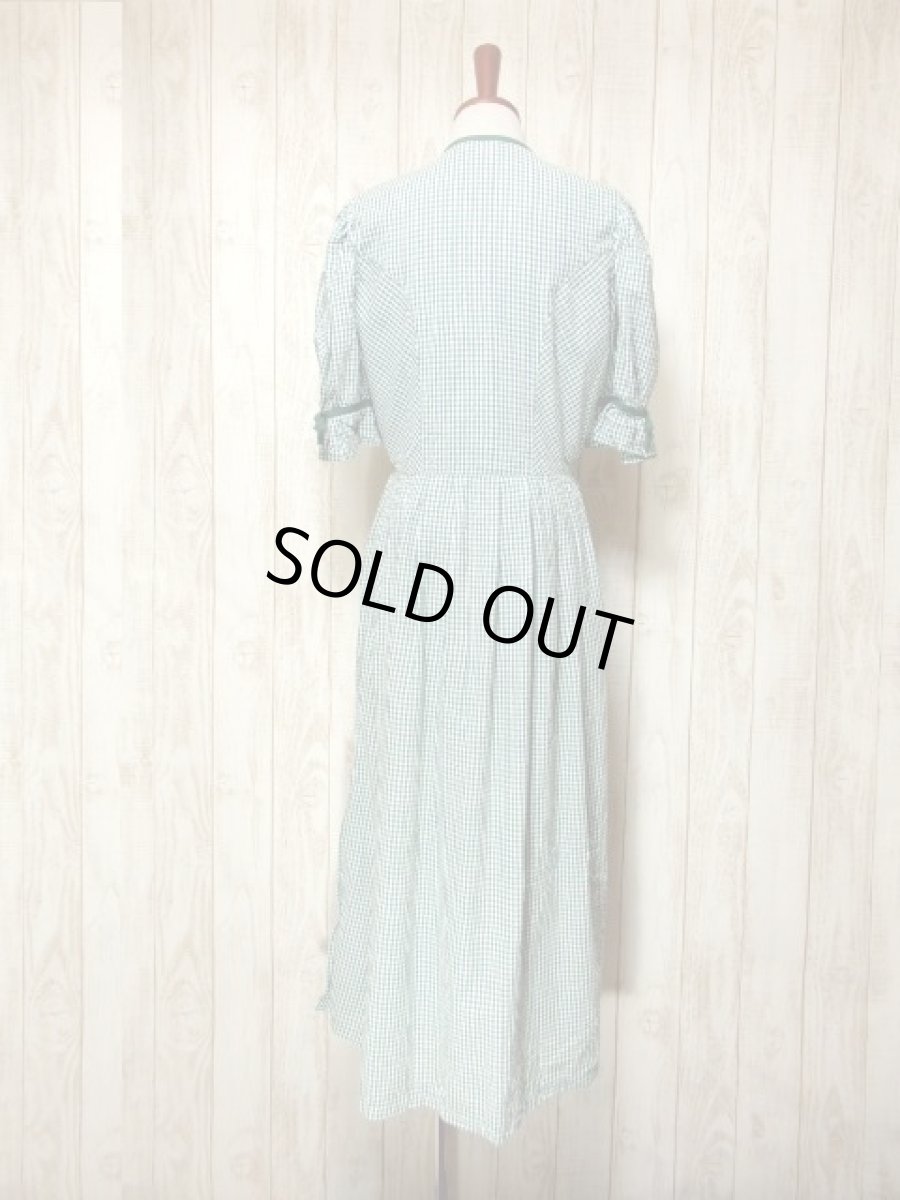 画像5: ギンガムチェック グリーン ホワイト パフスリーブ袖 袖先リボン 花型ボタン 前開き ガーリー クラシカル ディアンドル チロルワンピース ドイツ民族衣装 舞台 演奏会 フォークダンス オクトーバーフェスト 【5810】 (5)