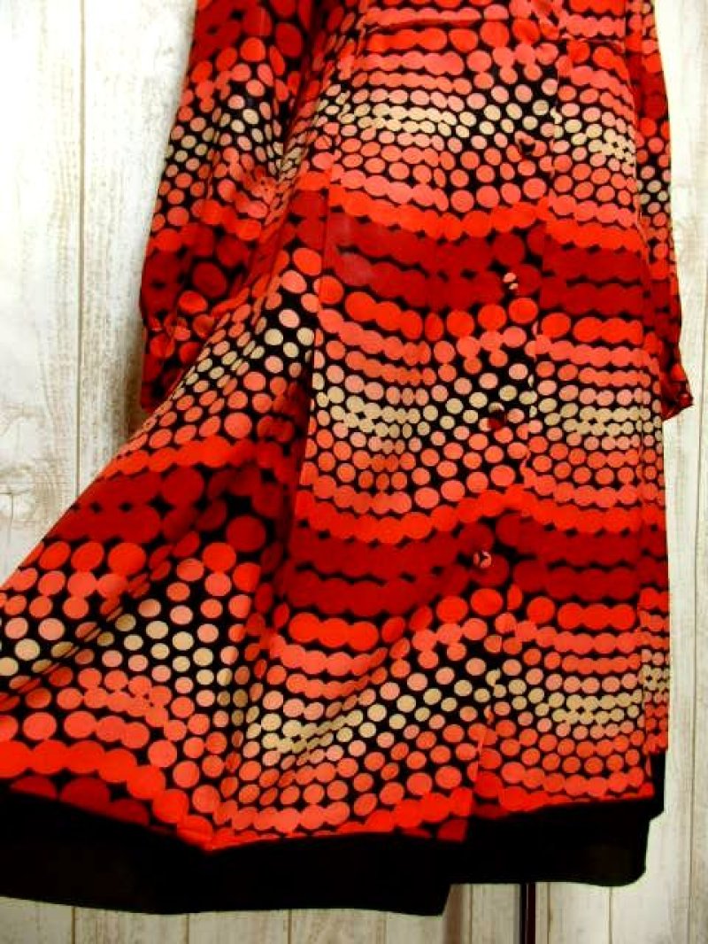 画像2: 70年代 ドット柄 前開き レッドグラデーションカラー 長袖 レトロ ヨーロッパ古着 ヴィンテージワンピース 【5860】