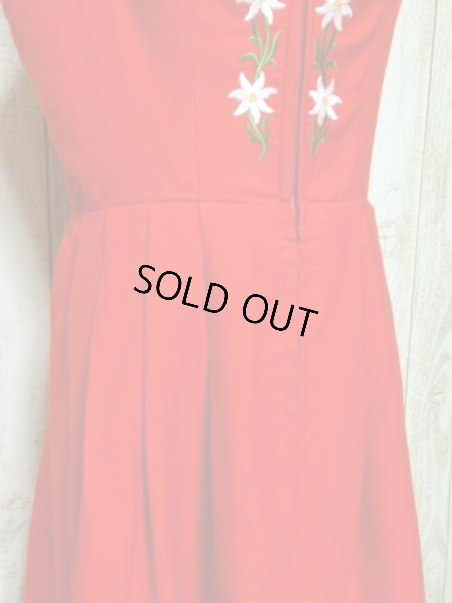 画像8: お花刺繍 レッド フロントジッパー ノースリーブ クラシカル ディアンドル チロルワンピース ドイツ民族衣装 舞台 演奏会 フォークダンス オクトーバーフェスト 【6072】 (8)