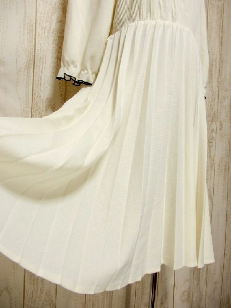 画像2: プリーツ フリル 首元リボン スタンドカラー オフホワイト ウエストゴム 長袖 レトロ ヨーロッパ古着 ヴィンテージドレス 【6110】