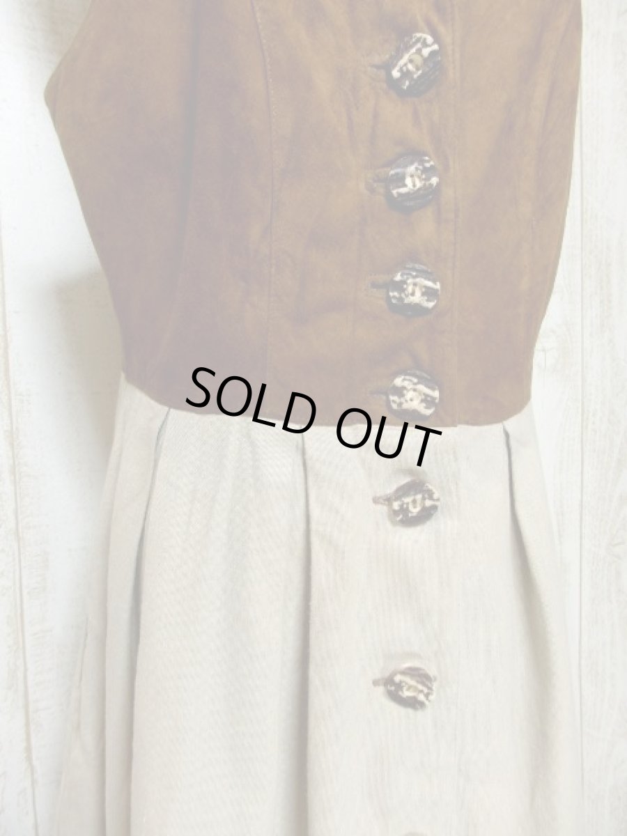 画像7: ぷっくりお花刺繍×大きなウッド調ボタン 大人フォークロア×切り替えしデザイン 前開き可能 ディアンドル チロルワンピース ドイツ民族衣装 舞台 演奏会 フォークダンス オクトーバーフェスト 【6117】 (7)