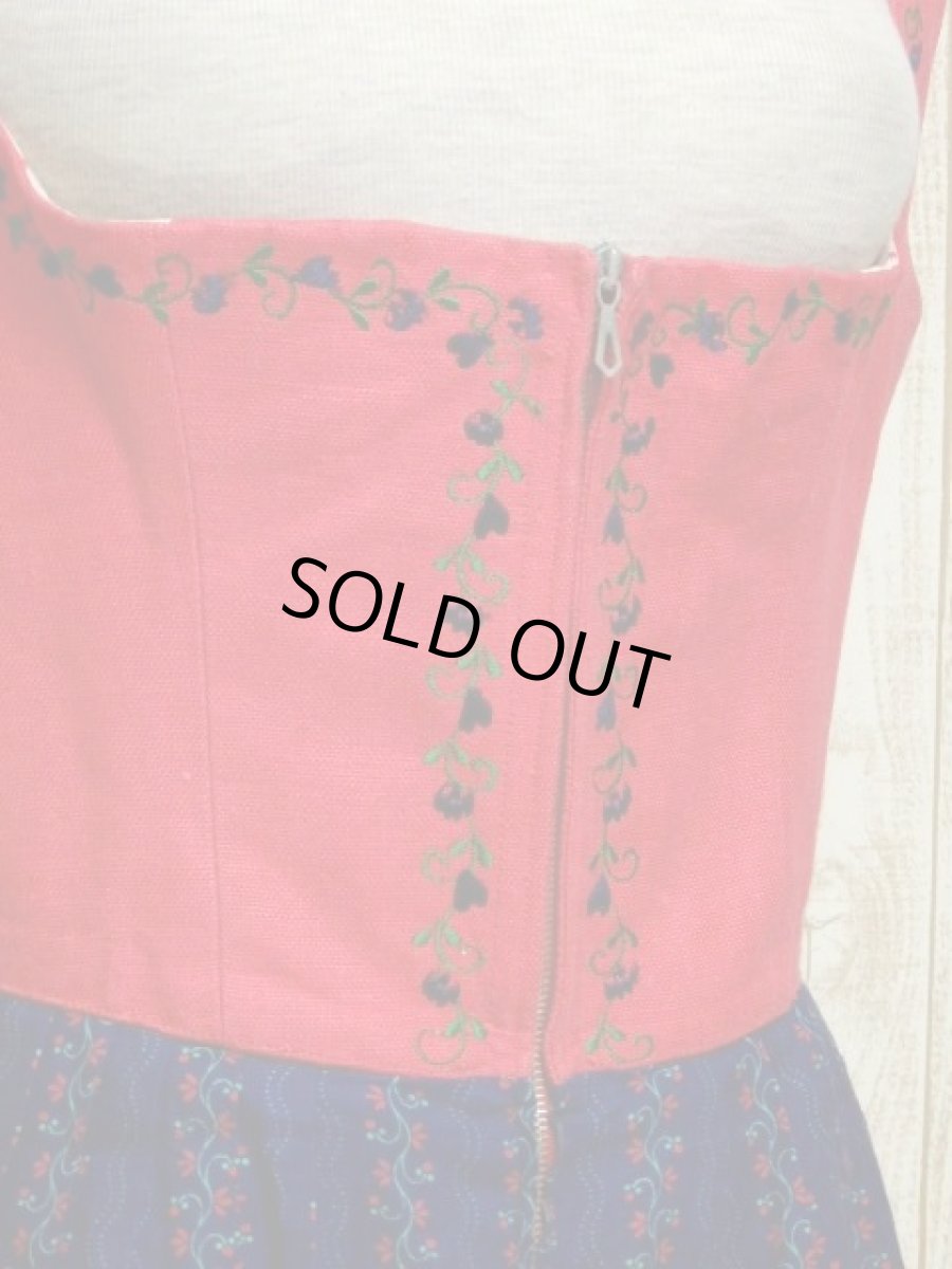 画像4: Navy×Red切り替えしデザイン お花刺繍装飾×フロントジッパー 大人フォークロア ディアンドル チロルワンピース ドイツ民族衣装 舞台 演奏会 フォークダンス オクトーバーフェスト 【6150】 (4)