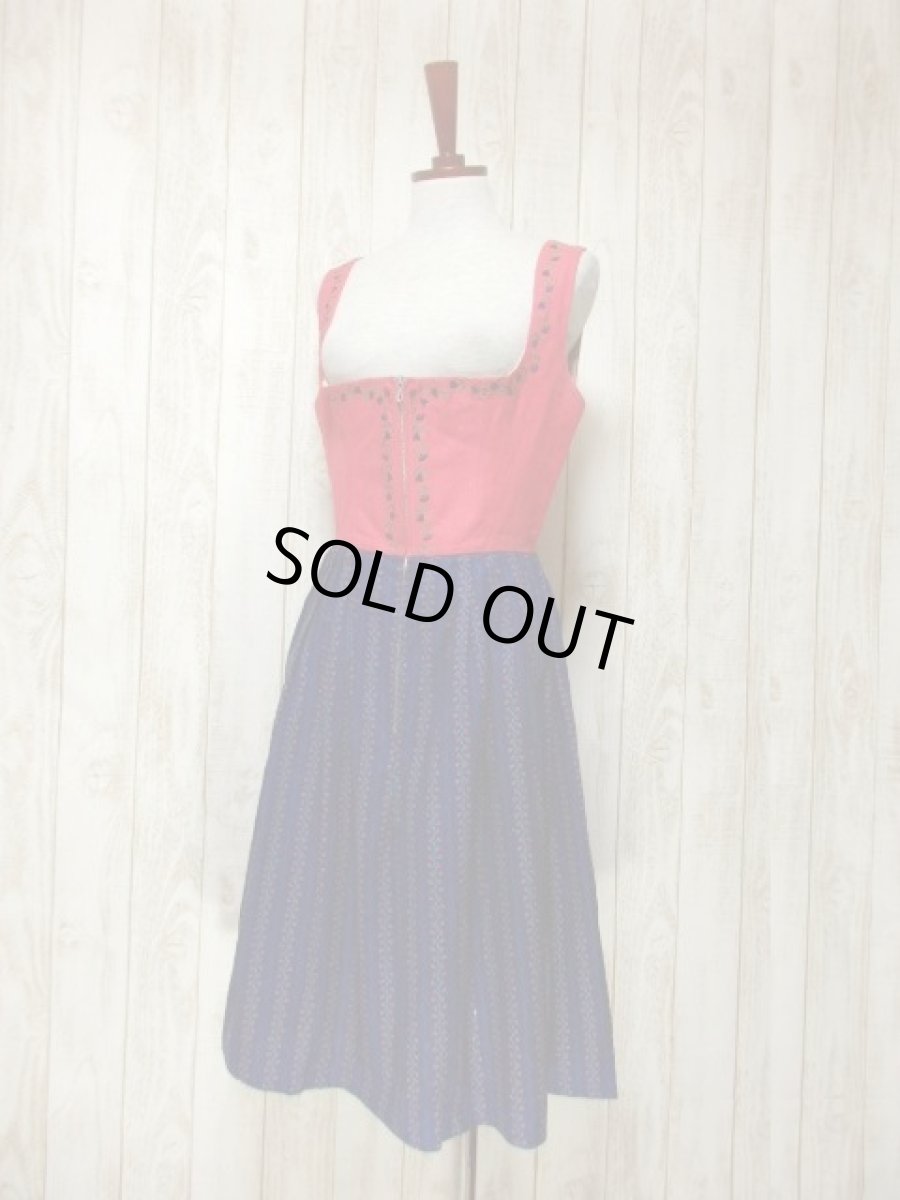 画像2: Navy×Red切り替えしデザイン お花刺繍装飾×フロントジッパー 大人フォークロア ディアンドル チロルワンピース ドイツ民族衣装 舞台 演奏会 フォークダンス オクトーバーフェスト 【6150】 (2)