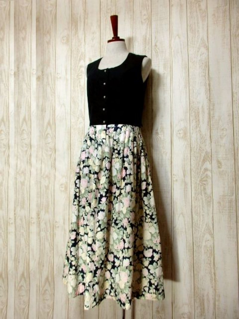 画像1: 大人可愛いアンティークフラワープリント切り替えしデザイン 黒地にコンチョボタンがPOINT 大人クラシカル ディアンドル チロルワンピース ドイツ民族衣装 舞台 演奏会 フォークダンス オクトーバーフェスト 【6192】