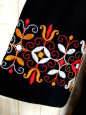 画像7: ヨーロッパ古着　大人Vintage Style!!!360度広がる贅沢なカラフルフラワー刺繍切り替えしデザインが素晴らし〜い!!ヨーロピアンクラシカルヴィンテージドレス (7)