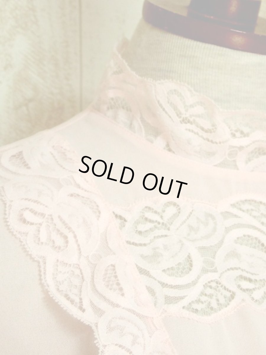 画像10: レース 淡いピンク バックボタンデザイン 透け感 上品 クラシカル レトロ ヨーロッパ古着 長袖 シャツ ヴィンテージブラウス (10)