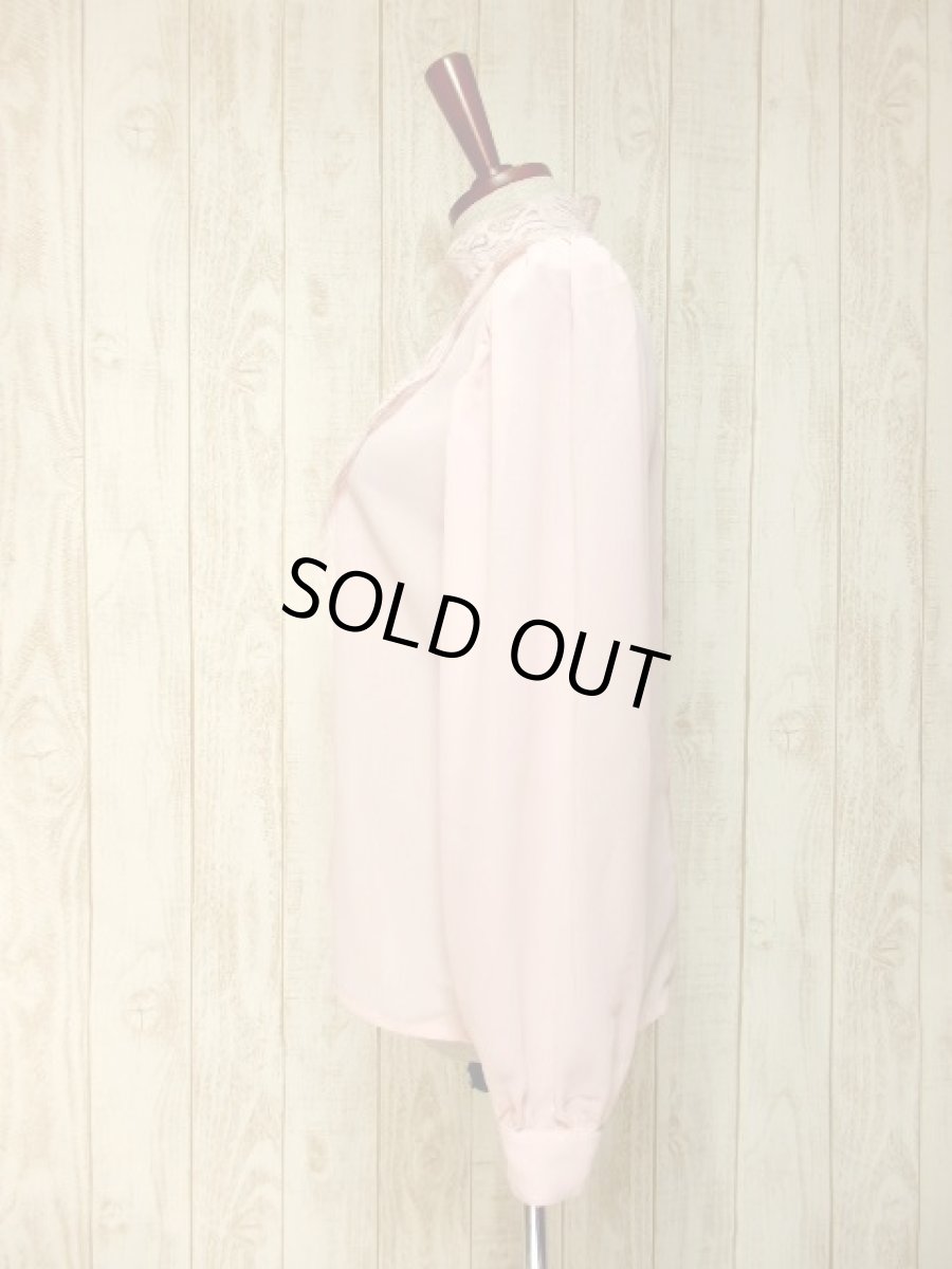 画像9: レース 淡いピンク バックボタンデザイン 透け感 上品 クラシカル レトロ ヨーロッパ古着 長袖 シャツ ヴィンテージブラウス (9)