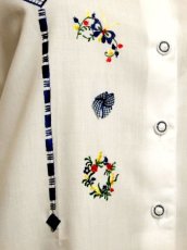 画像8: ドイツ製 バタフライ刺繍  お花刺繍 チェック リボンパッチ カラフル配色 ヨーロッパ古着 ヴィンテージホワイトブラウス【6378】 (8)