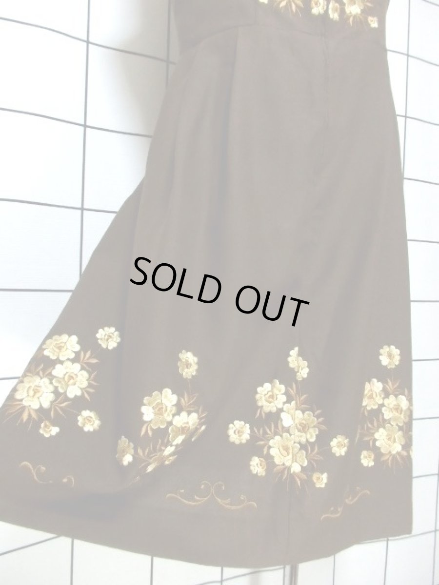 画像9: RoseDirndlAUSBAYERN お花刺繍 ブラウン フロントジッパー ノースリーブ クラシカル ディアンドル チロルワンピース ドイツ民族衣装 舞台 演奏会 フォークダンス オクトーバーフェスト 【6414】 (9)