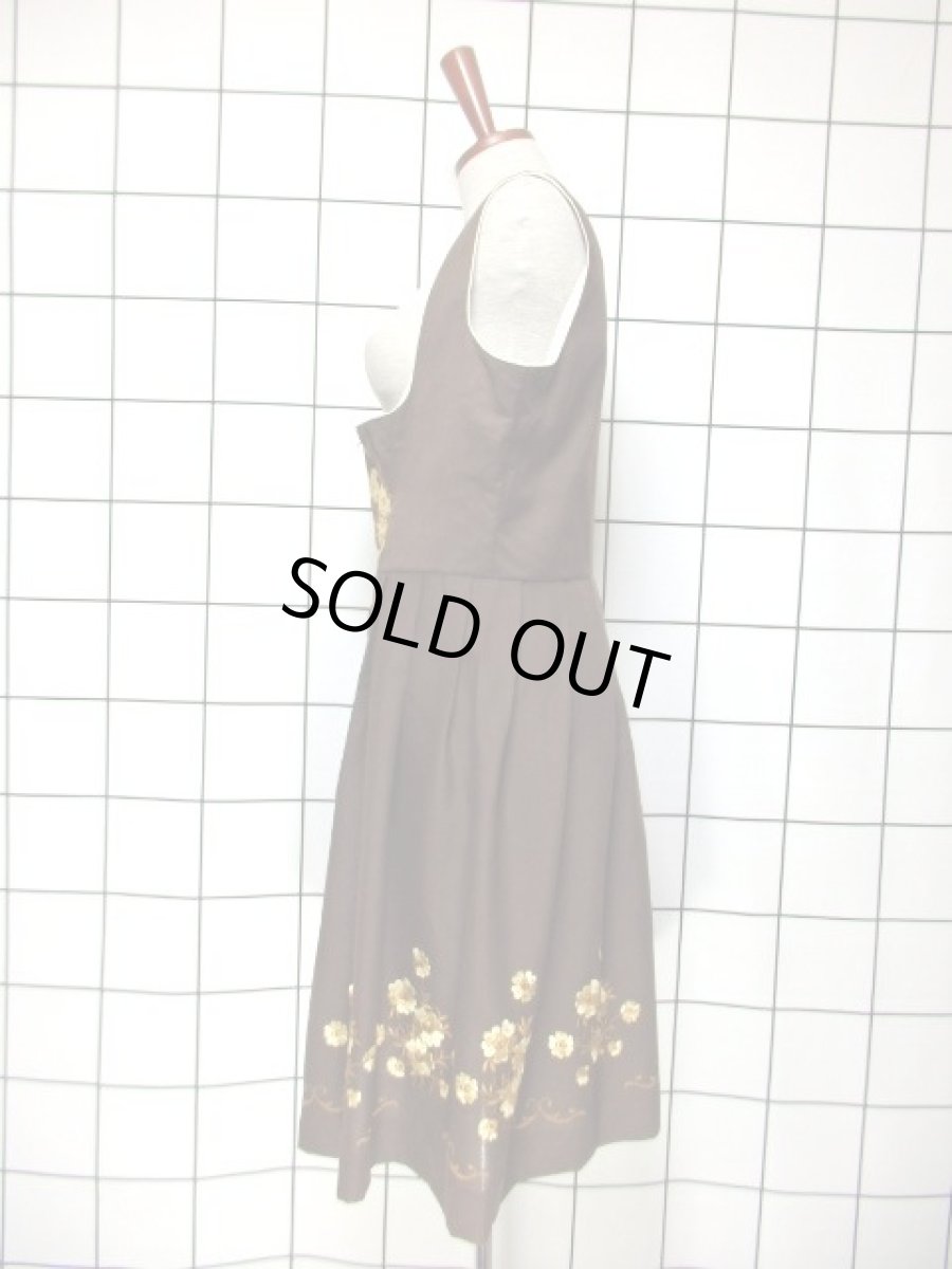 画像7: RoseDirndlAUSBAYERN お花刺繍 ブラウン フロントジッパー ノースリーブ クラシカル ディアンドル チロルワンピース ドイツ民族衣装 舞台 演奏会 フォークダンス オクトーバーフェスト 【6414】 (7)