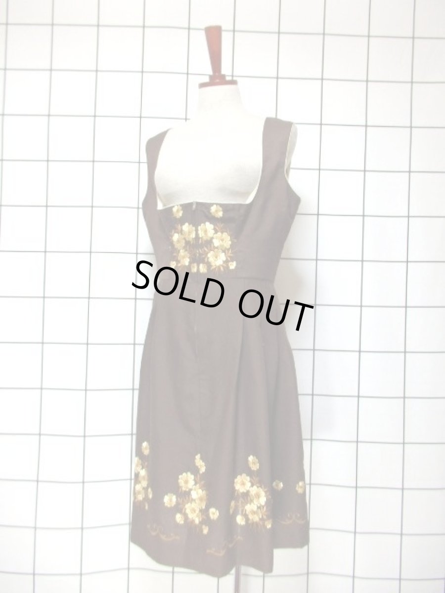 画像2: RoseDirndlAUSBAYERN お花刺繍 ブラウン フロントジッパー ノースリーブ クラシカル ディアンドル チロルワンピース ドイツ民族衣装 舞台 演奏会 フォークダンス オクトーバーフェスト 【6414】 (2)