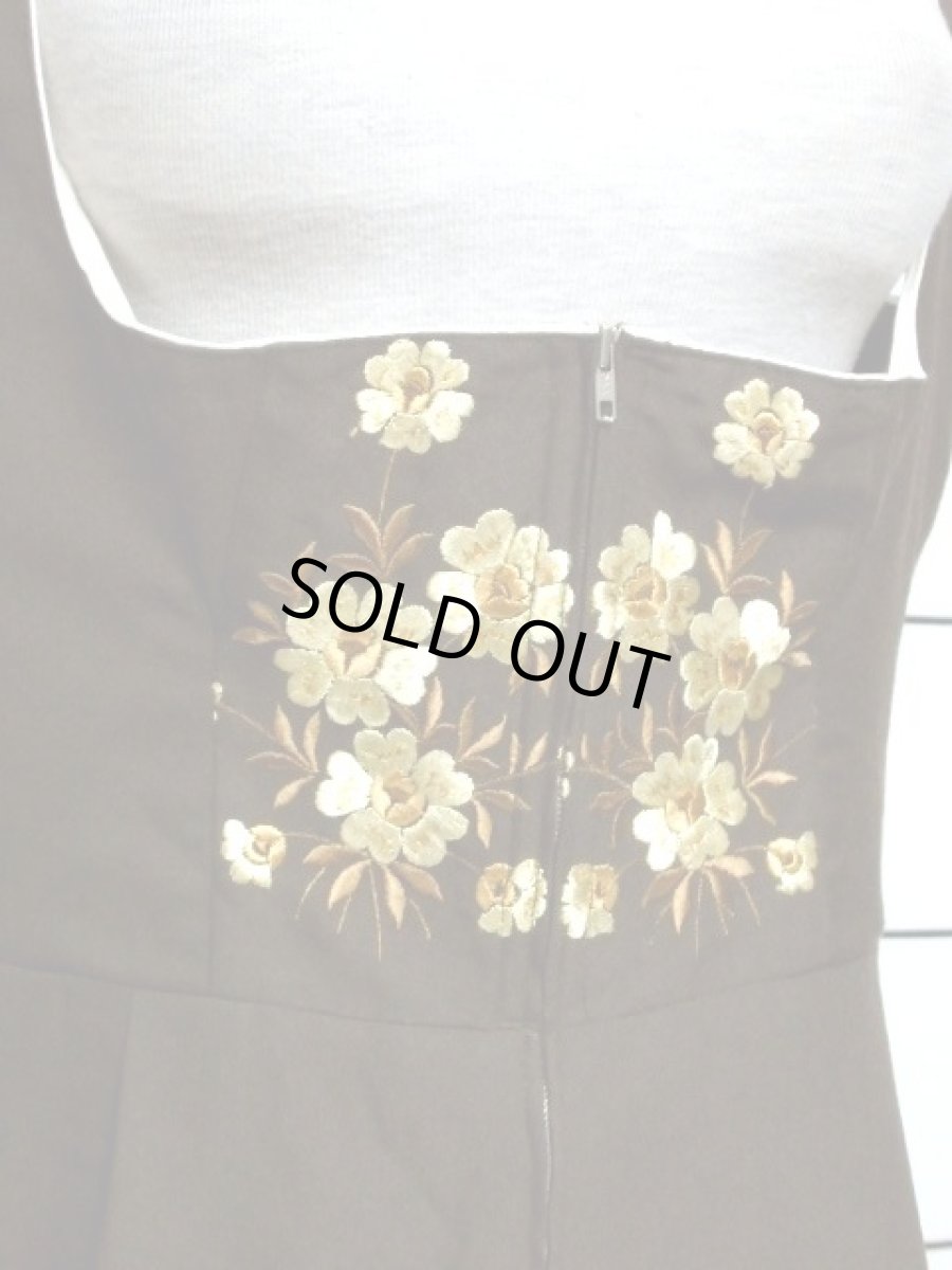 画像4: RoseDirndlAUSBAYERN お花刺繍 ブラウン フロントジッパー ノースリーブ クラシカル ディアンドル チロルワンピース ドイツ民族衣装 舞台 演奏会 フォークダンス オクトーバーフェスト 【6414】 (4)