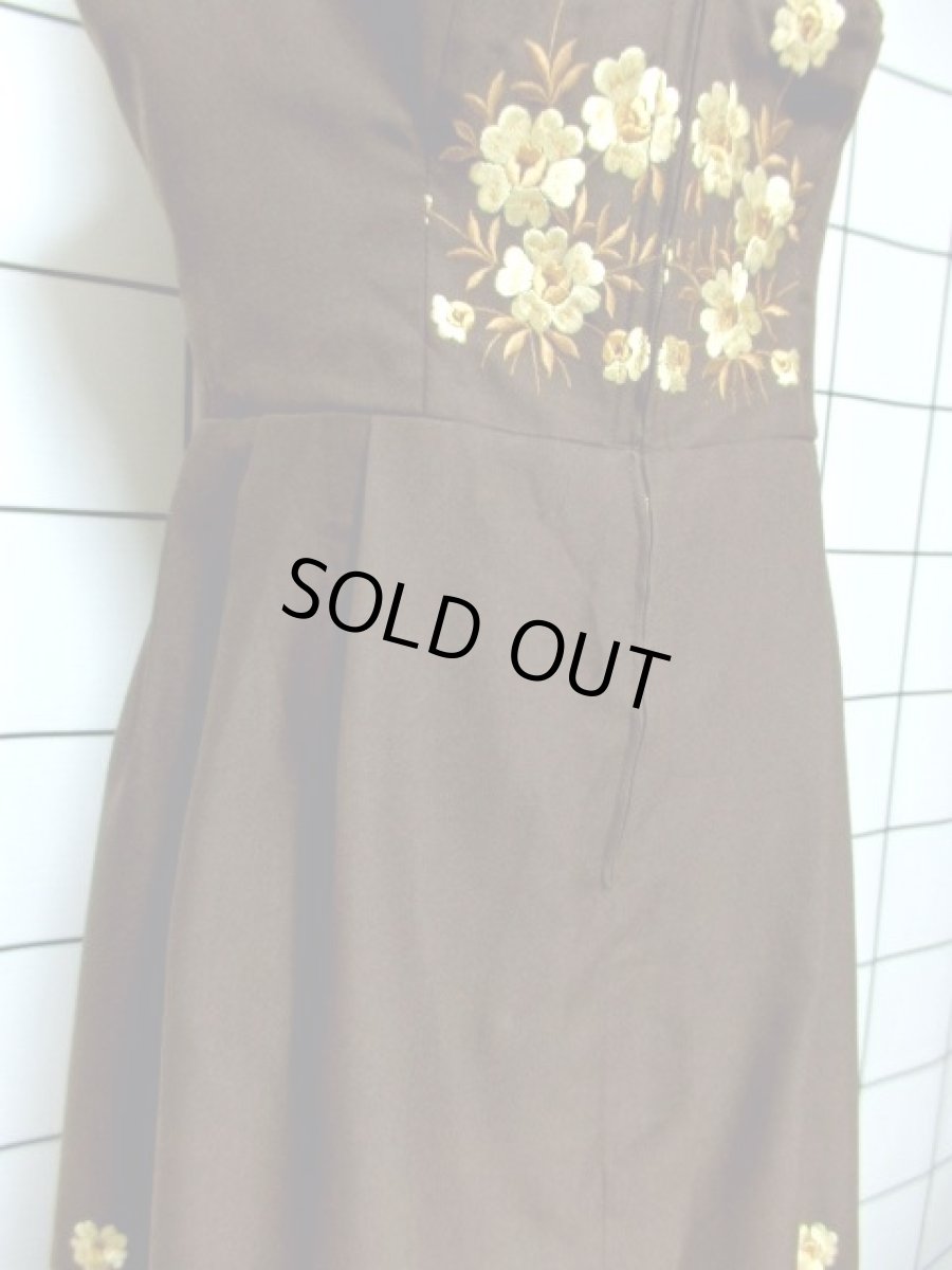 画像8: RoseDirndlAUSBAYERN お花刺繍 ブラウン フロントジッパー ノースリーブ クラシカル ディアンドル チロルワンピース ドイツ民族衣装 舞台 演奏会 フォークダンス オクトーバーフェスト 【6414】 (8)