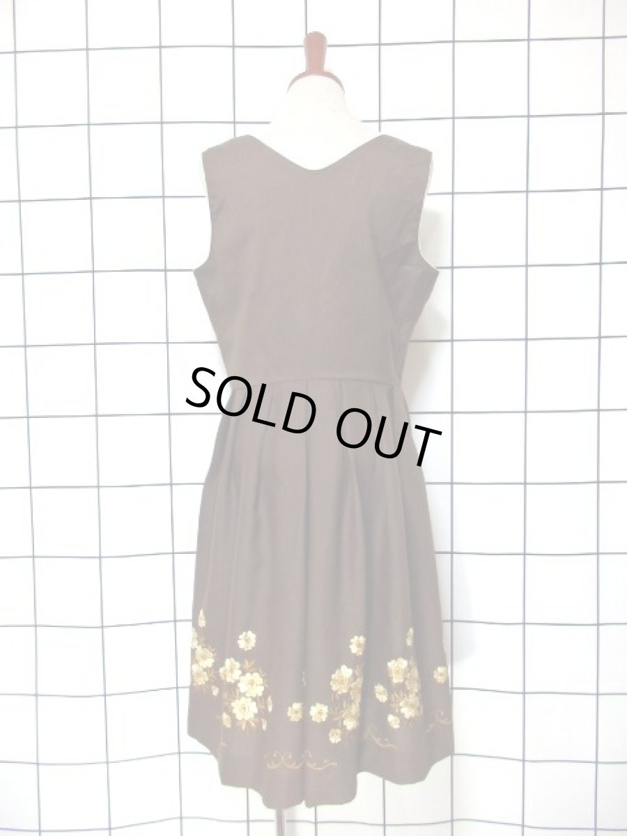 画像5: RoseDirndlAUSBAYERN お花刺繍 ブラウン フロントジッパー ノースリーブ クラシカル ディアンドル チロルワンピース ドイツ民族衣装 舞台 演奏会 フォークダンス オクトーバーフェスト 【6414】 (5)