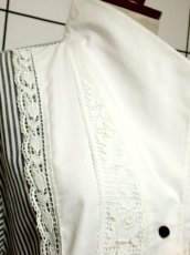 画像7: ヨーロッパ古着　モノトーン×ストライププリント!!たっぷり透かし編みフラワーレース装飾♪さらりと着てお洒落な大人可愛ヴィンテージブラウス (7)