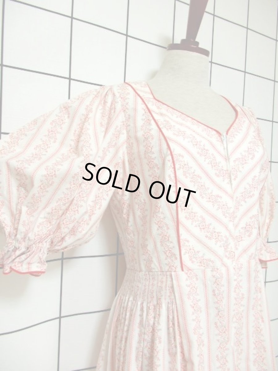 画像4: White×Red×Black 可愛らしいFlowerプリント パフスリーブ×フロントジッパーデザイン 大人レトロガーリー ディアンドル チロルワンピース ドイツ民族衣装 舞台 演奏会 フォークダンス オクトーバーフェスト 【6459】 (4)