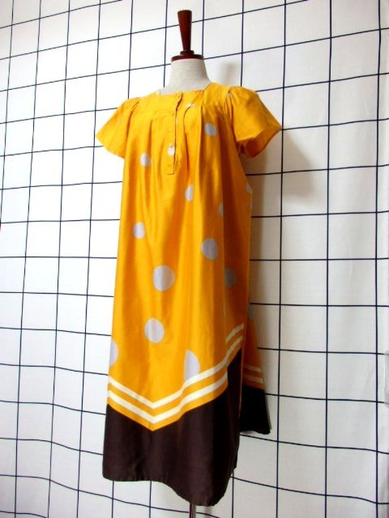 画像1: ドット柄 イエロー ブラウン レトロモダン 半袖 ふんわり 昭和レトロ 国産古着 レトロワンピース【6541】