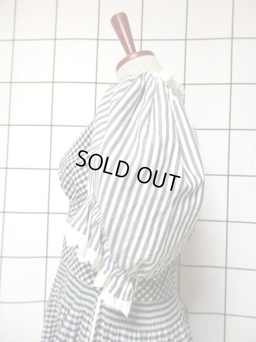 画像4: ギンガムチェック ストライプ ブラック ホワイト グレー 西ドイツ製 パフスリーブ袖 ガーリー クラシカル ディアンドル チロルワンピース ドイツ民族衣装 舞台 演奏会 フォークダンス オクトーバーフェスト 【6574】 (4)