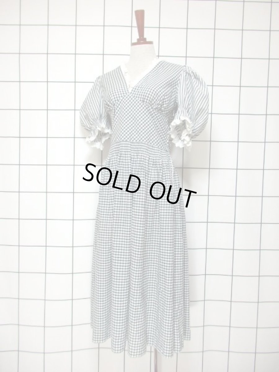 画像2: ギンガムチェック ストライプ ブラック ホワイト グレー 西ドイツ製 パフスリーブ袖 ガーリー クラシカル ディアンドル チロルワンピース ドイツ民族衣装 舞台 演奏会 フォークダンス オクトーバーフェスト 【6574】 (2)