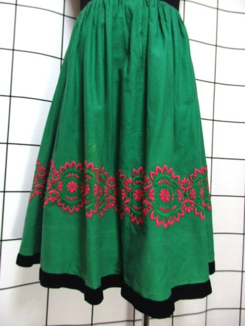 画像2: お花刺繍 ブラック グリーン ピンク フロントジッパー ノースリーブ クラシカル ディアンドル チロルワンピース ドイツ民族衣装 舞台 演奏会 フォークダンス オクトーバーフェスト 【6584】