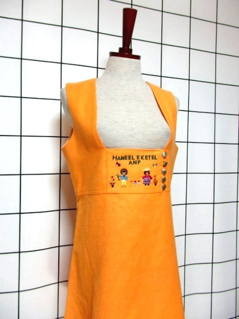 画像1: 刺繍 民族人物 花 英字 ノースリーブ 昭和レトロ 国産古着 レトロワンピース【6604】