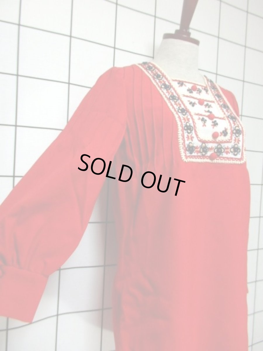 画像4: 70年代 チロリアン風 刺繍 レッド 長袖 フォークロア 昭和レトロ 国産古着 レトロワンピース  【6663】 (4)