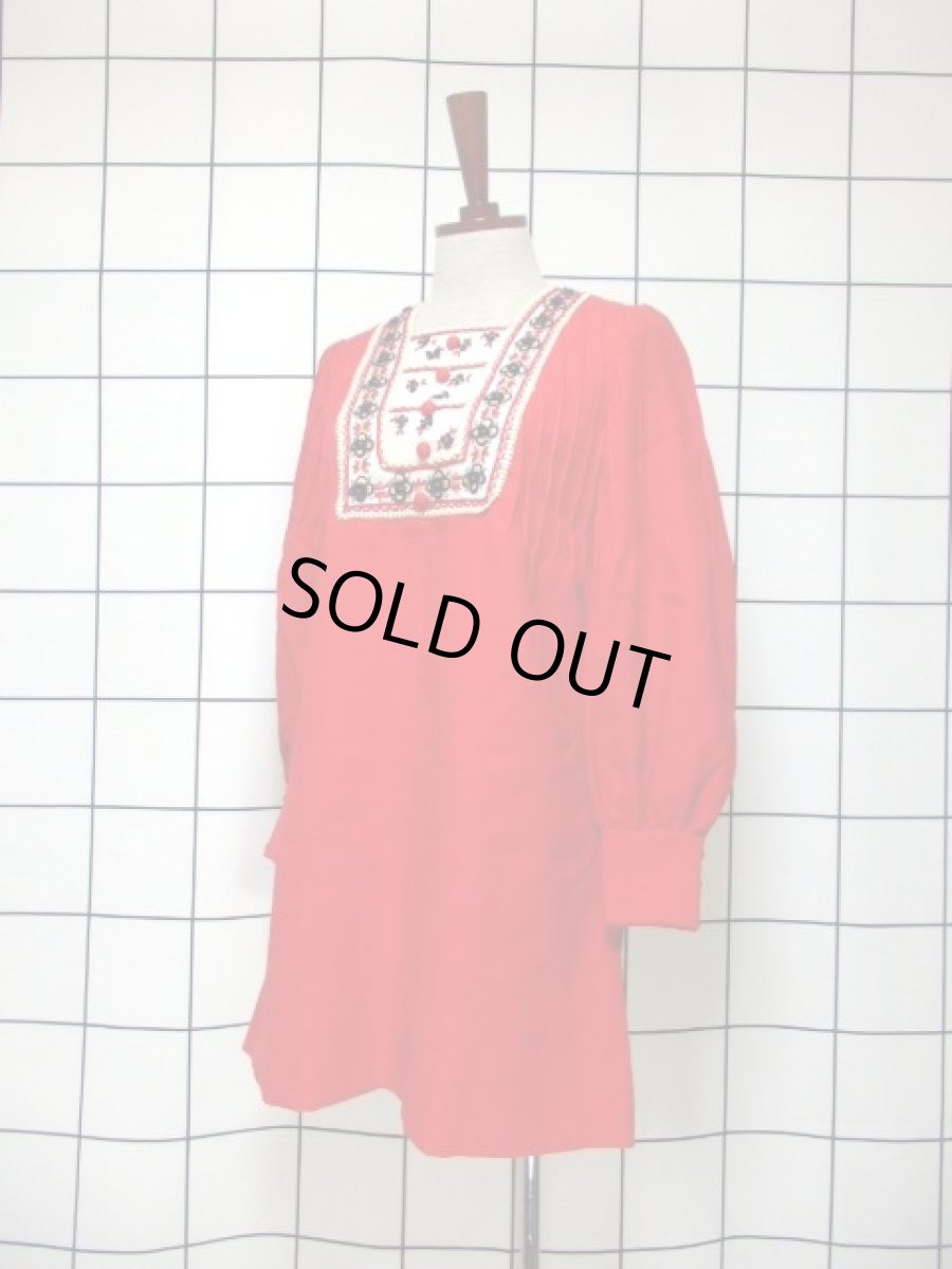 画像2: 70年代 チロリアン風 刺繍 レッド 長袖 フォークロア 昭和レトロ 国産古着 レトロワンピース  【6663】 (2)