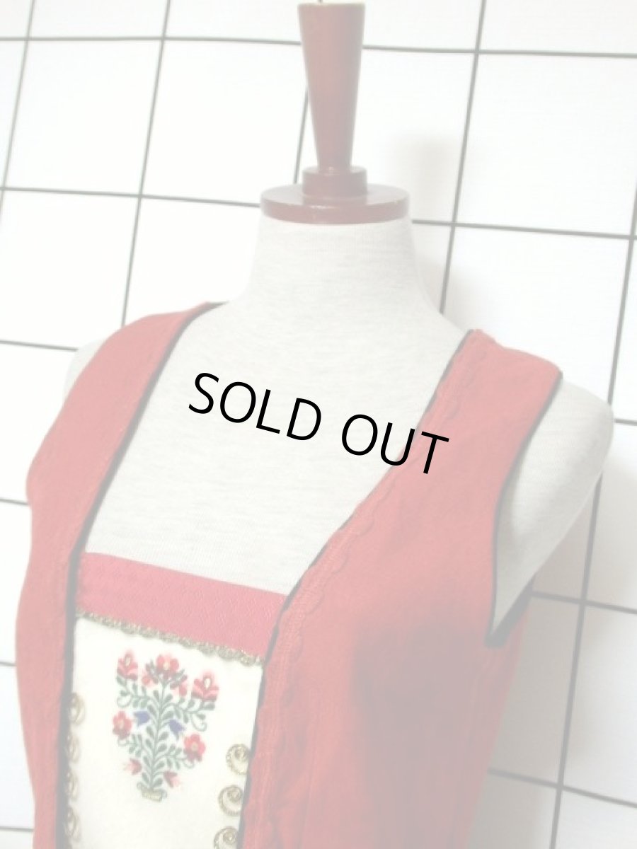 画像8: 刺繍 花織り レッド オフホワイト ブラック 重厚感 主役級 ノースリーブ ディアンドル チロルドレス ドイツ民族衣装 舞台 演奏会 フォークダンス オクトーバーフェスト 【Y6681】 (8)