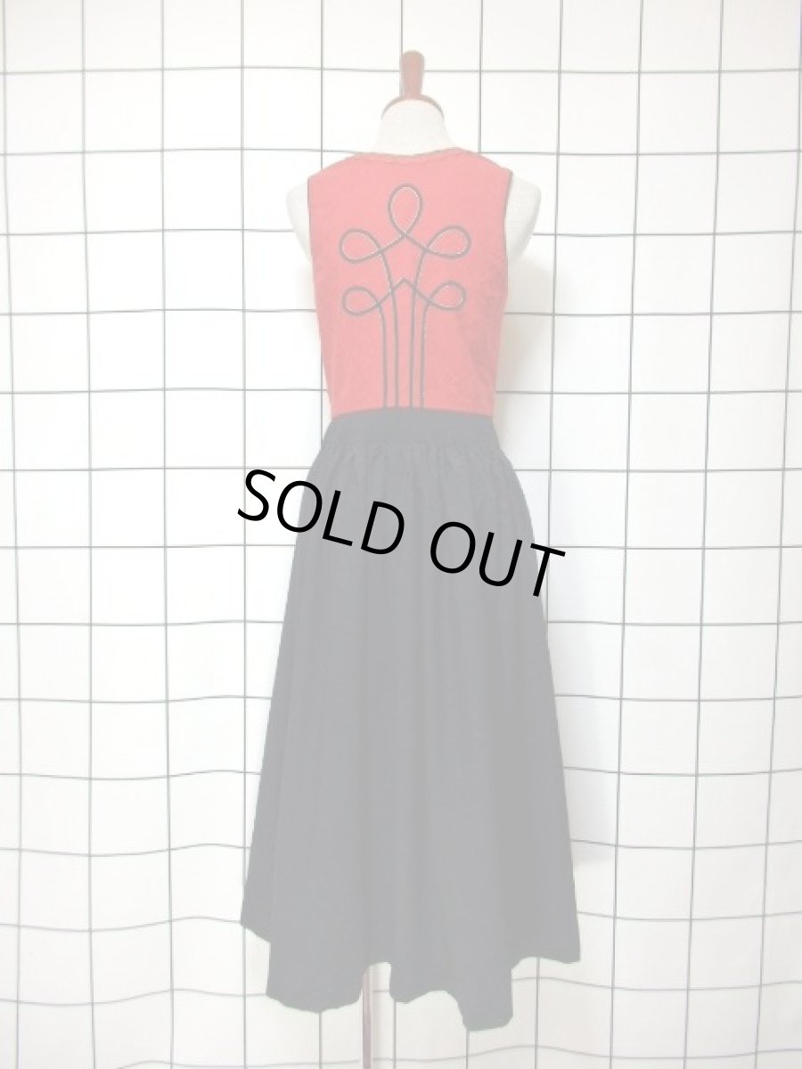 画像5: 刺繍 花織り レッド オフホワイト ブラック 重厚感 主役級 ノースリーブ ディアンドル チロルドレス ドイツ民族衣装 舞台 演奏会 フォークダンス オクトーバーフェスト 【Y6681】 (5)