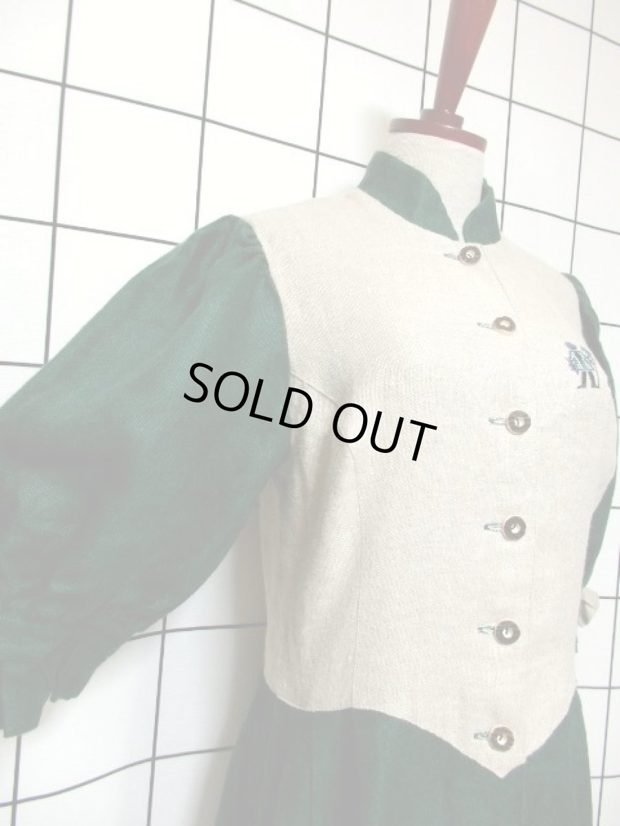 画像4: ディアンドル チロルワンピース ドイツ製 リネン 刺繍パッチ ベージュ グリーン 前開き 袖先リボン ヨーロッパ古着 ドイツ民族衣装 仮装 舞台 演劇 演奏会 ドレス フォークダンス オクトーバーフェスト【6680】 (4)