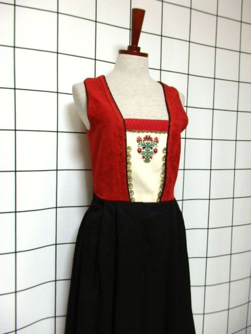 画像1: 刺繍 花織り レッド オフホワイト ブラック 重厚感 主役級 ノースリーブ ディアンドル チロルドレス ドイツ民族衣装 舞台 演奏会 フォークダンス オクトーバーフェスト 【Y6681】
