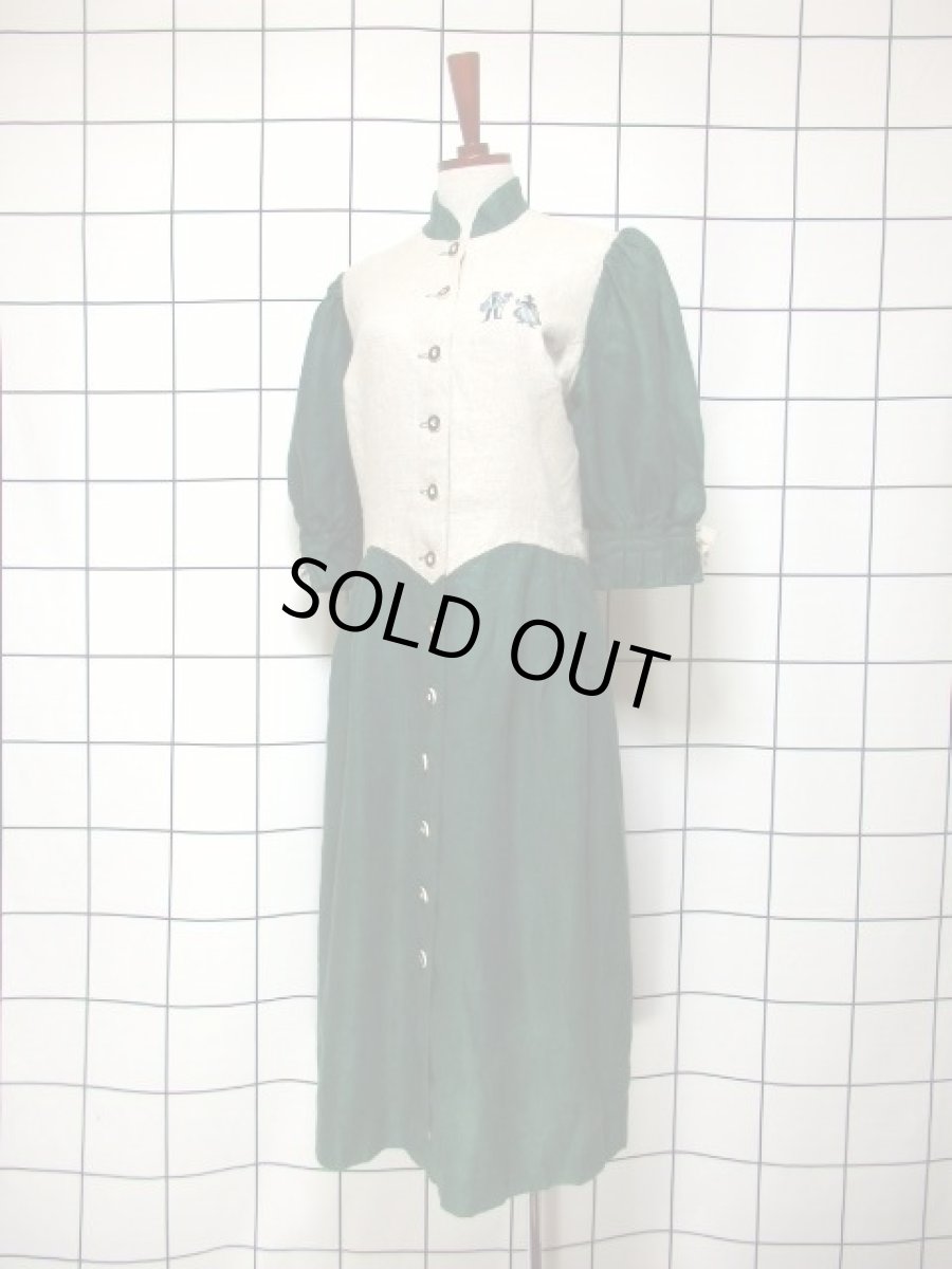 画像2: ディアンドル チロルワンピース ドイツ製 リネン 刺繍パッチ ベージュ グリーン 前開き 袖先リボン ヨーロッパ古着 ドイツ民族衣装 仮装 舞台 演劇 演奏会 ドレス フォークダンス オクトーバーフェスト【6680】 (2)