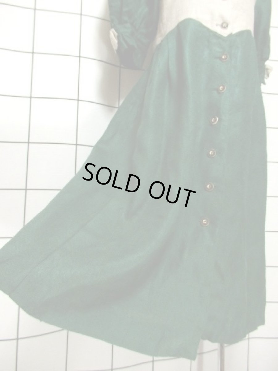 画像12: ディアンドル チロルワンピース ドイツ製 リネン 刺繍パッチ ベージュ グリーン 前開き 袖先リボン ヨーロッパ古着 ドイツ民族衣装 仮装 舞台 演劇 演奏会 ドレス フォークダンス オクトーバーフェスト【6680】 (12)