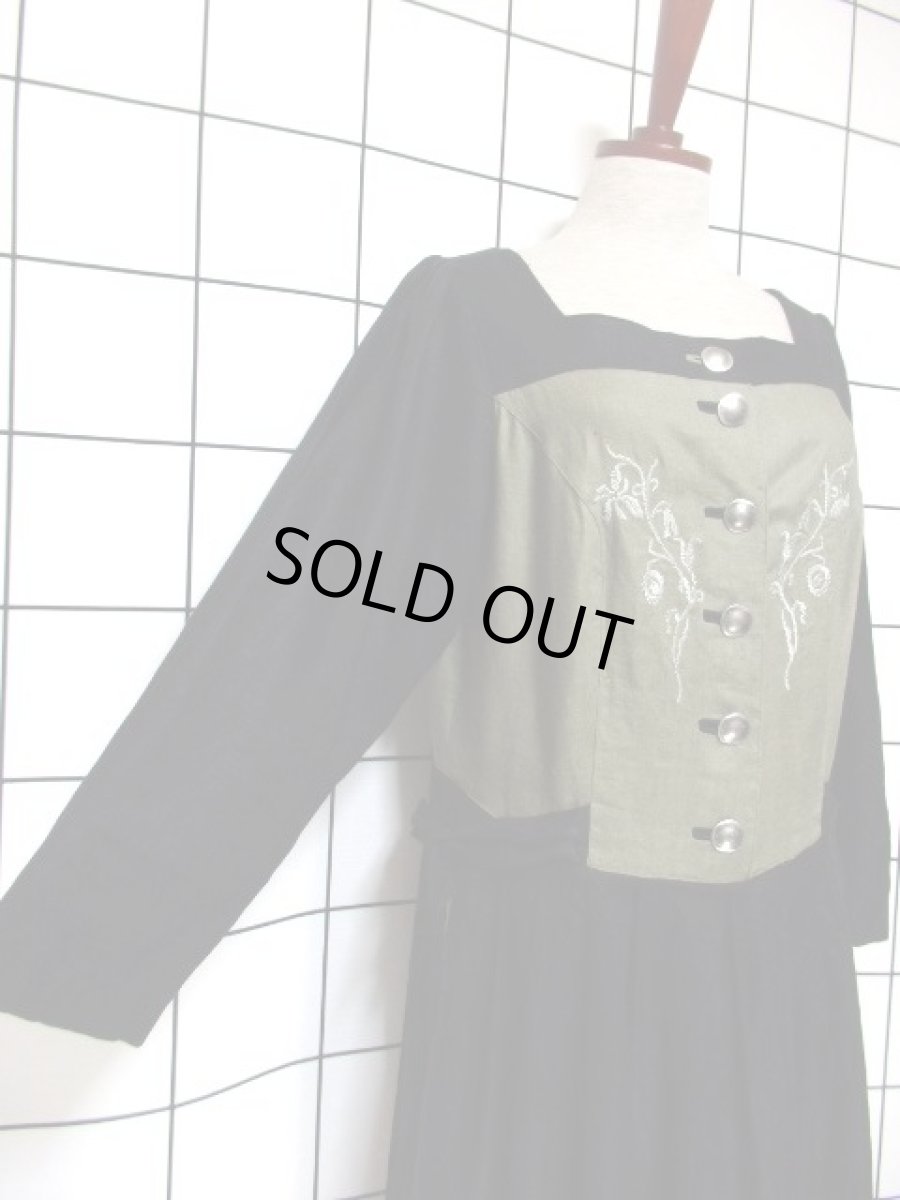 画像4: ディアンドル チロルドレス リネン 刺繍 カーキ ブラック 長袖 切り替えし フォークロア ヨーロッパ古着 ドイツ民族衣装 仮装 舞台 演劇 演奏会 ドレス フォークダンス オクトーバーフェスト【6678】 (4)