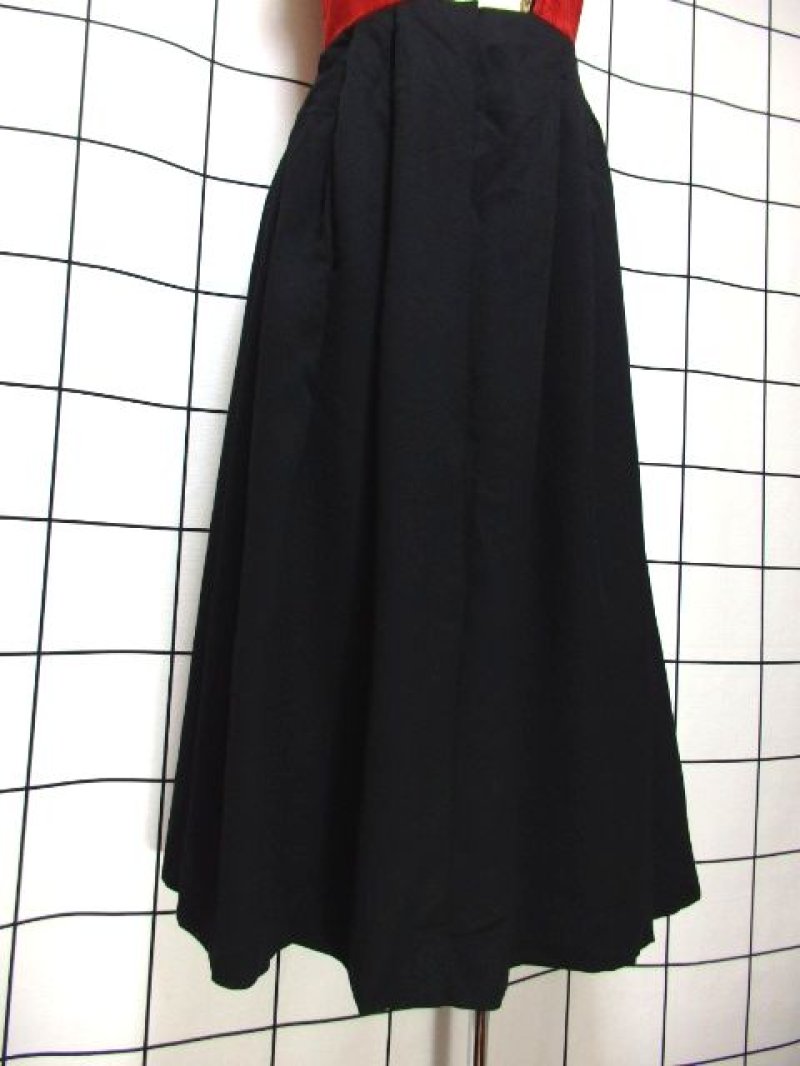 画像2: 刺繍 花織り レッド オフホワイト ブラック 重厚感 主役級 ノースリーブ ディアンドル チロルドレス ドイツ民族衣装 舞台 演奏会 フォークダンス オクトーバーフェスト 【Y6681】