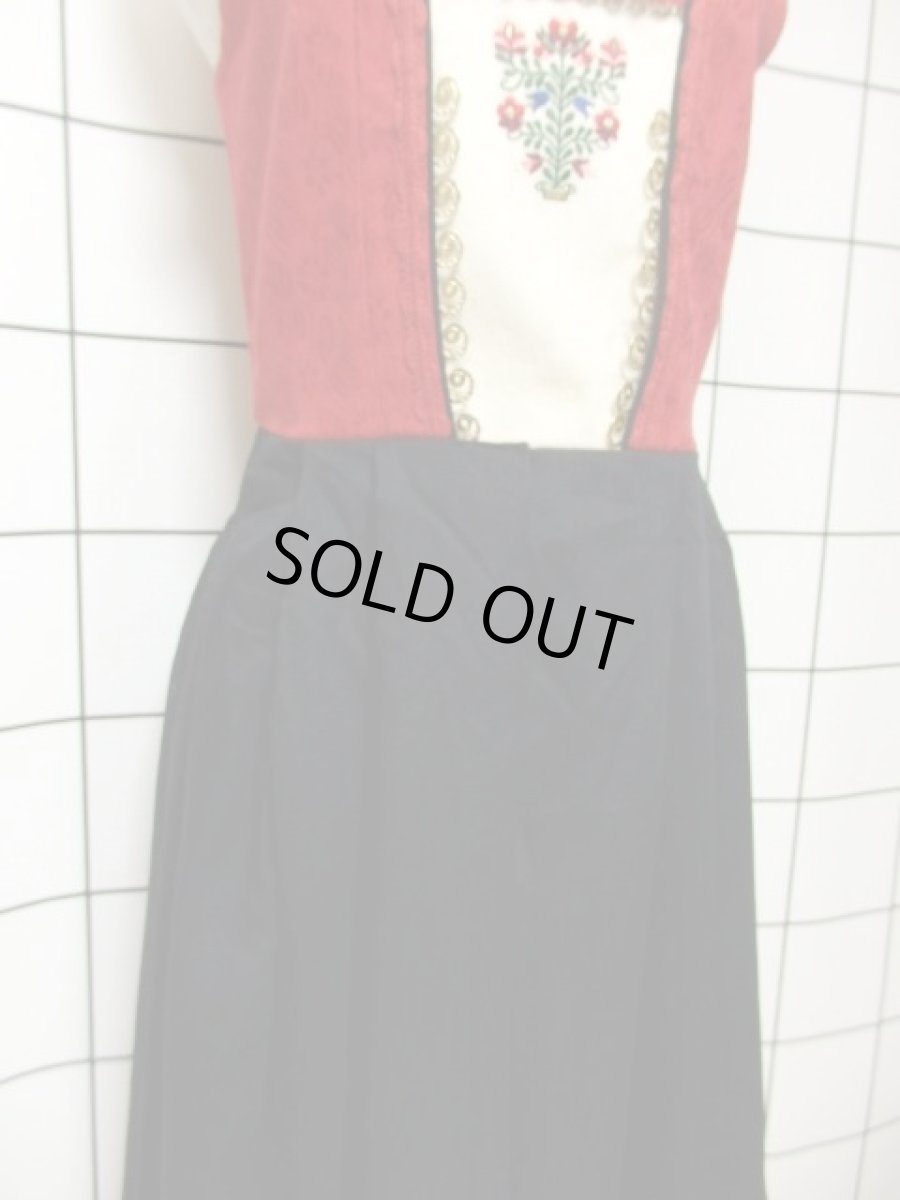 画像9: 刺繍 花織り レッド オフホワイト ブラック 重厚感 主役級 ノースリーブ ディアンドル チロルドレス ドイツ民族衣装 舞台 演奏会 フォークダンス オクトーバーフェスト 【Y6681】 (9)