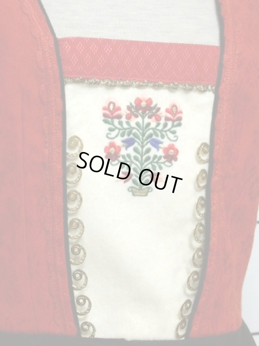 画像4: 刺繍 花織り レッド オフホワイト ブラック 重厚感 主役級 ノースリーブ ディアンドル チロルドレス ドイツ民族衣装 舞台 演奏会 フォークダンス オクトーバーフェスト 【Y6681】 (4)