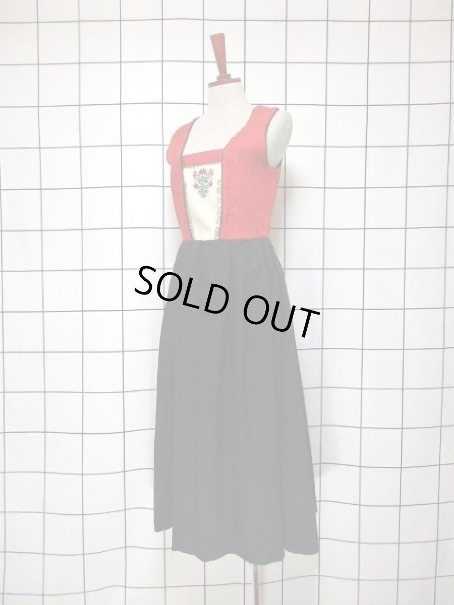 画像2: 刺繍 花織り レッド オフホワイト ブラック 重厚感 主役級 ノースリーブ ディアンドル チロルドレス ドイツ民族衣装 舞台 演奏会 フォークダンス オクトーバーフェスト 【Y6681】 (2)