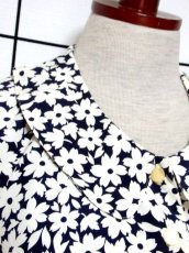 画像9: レトロブラウス 花柄 ネイビー ホワイト 大きな襟 70's 古着 長袖 シャツ (9)