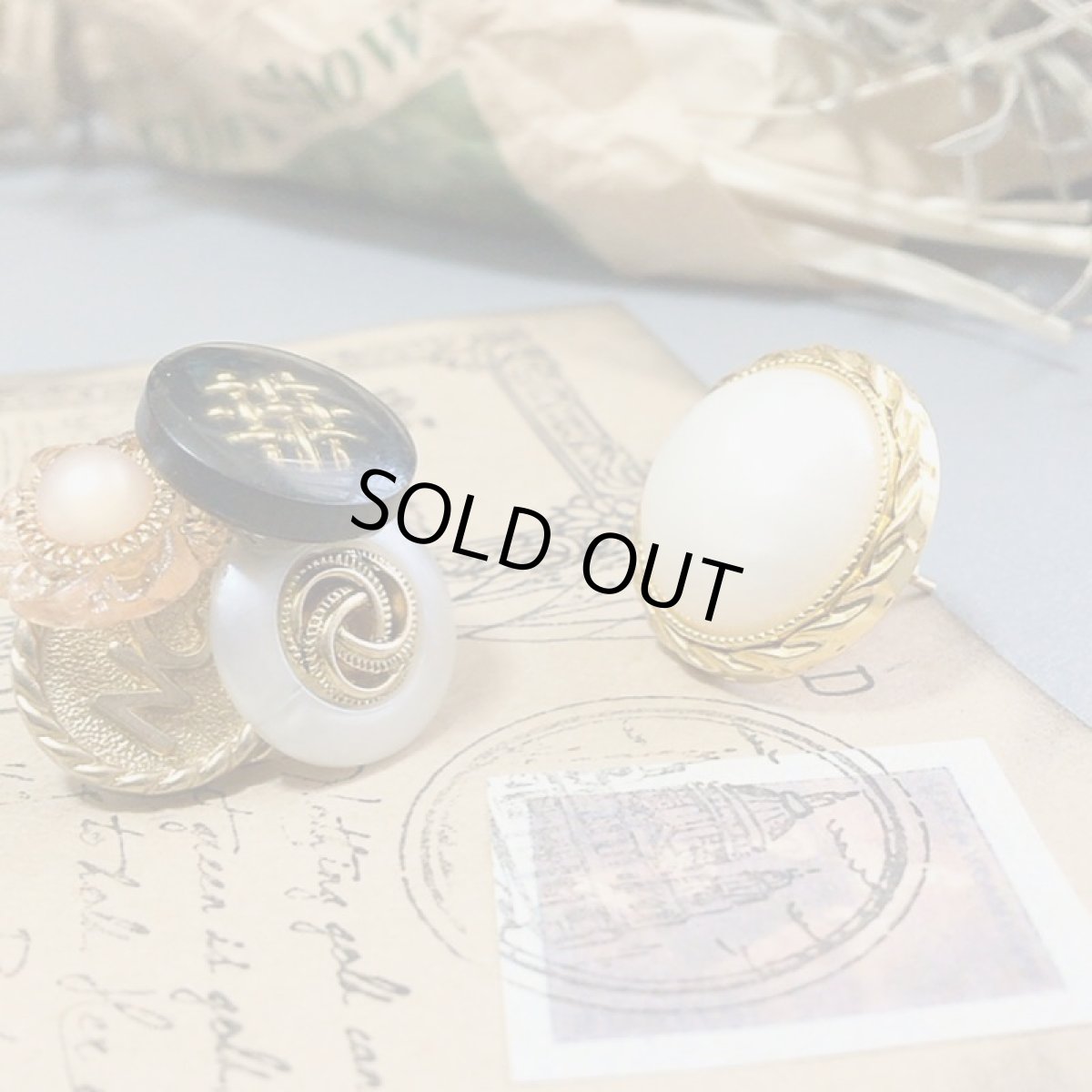 画像8: ハンドメイドアクセサリー ボタンピアス アシンメトリー レトロヴィンテージパーツ 手作り【6819】 (8)