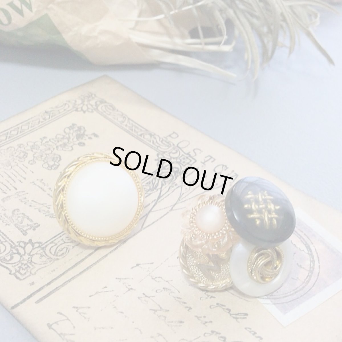 画像2: ハンドメイドアクセサリー ボタンピアス アシンメトリー レトロヴィンテージパーツ 手作り【6819】 (2)