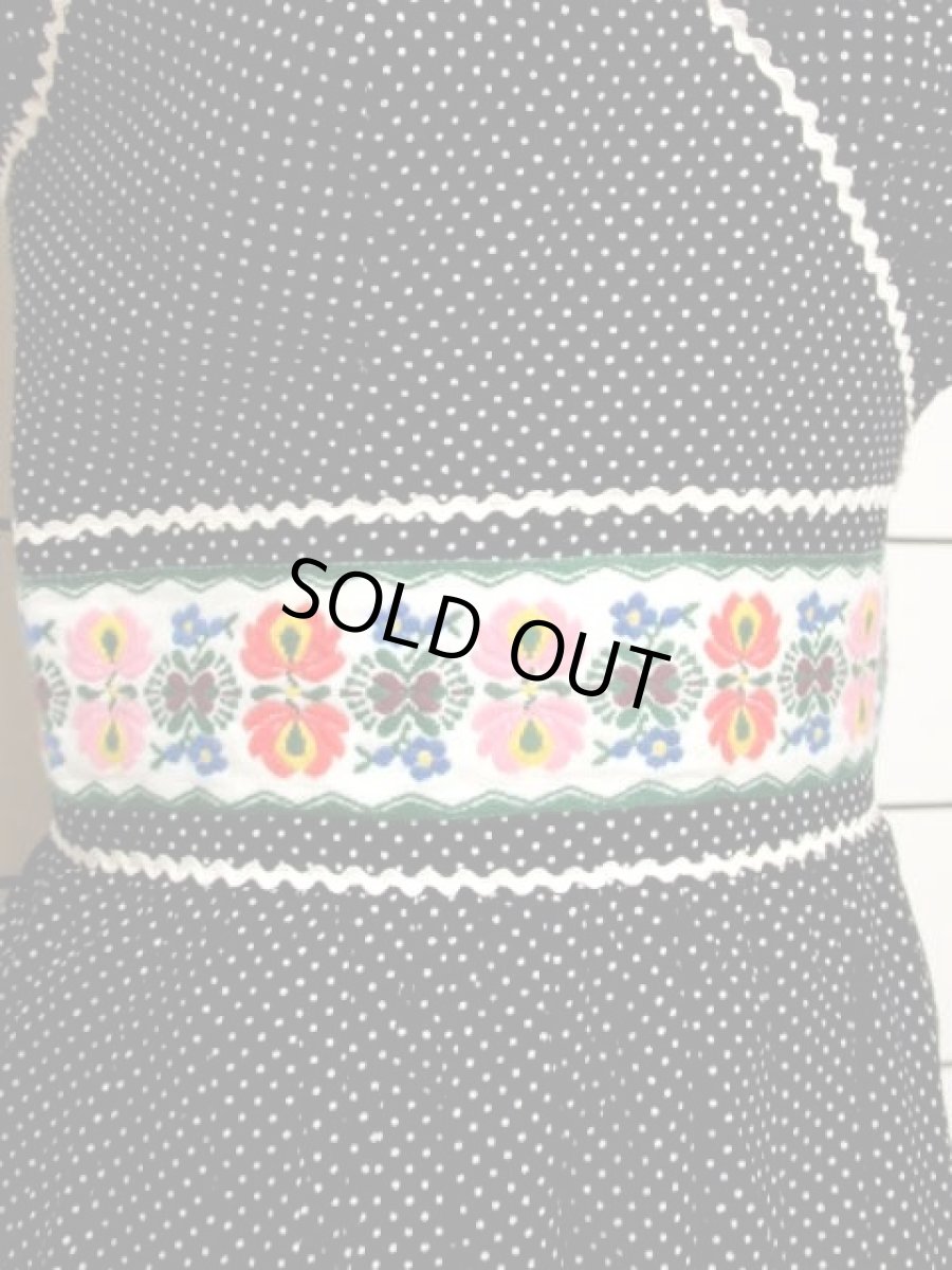 画像4: チロリアン調 ドット 花刺繍 チロルテープ フリル ブラック ホワイト クラシカル ノースリーブ レトロ ガーリー ヨーロッパ古着 ヴィンテージドレス (4)