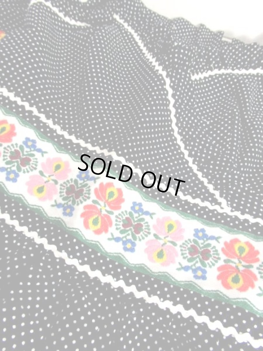 画像14: チロリアン調 ドット 花刺繍 チロルテープ フリル ブラック ホワイト クラシカル ノースリーブ レトロ ガーリー ヨーロッパ古着 ヴィンテージドレス (14)