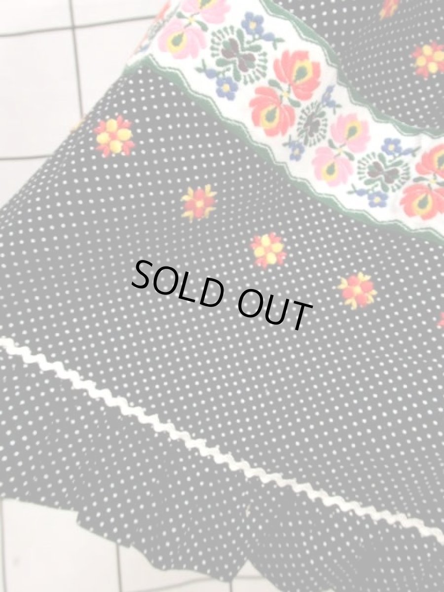 画像13: チロリアン調 ドット 花刺繍 チロルテープ フリル ブラック ホワイト クラシカル ノースリーブ レトロ ガーリー ヨーロッパ古着 ヴィンテージドレス (13)