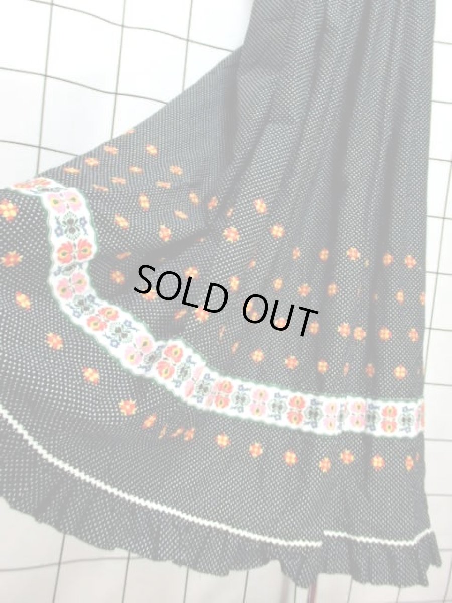 画像12: チロリアン調 ドット 花刺繍 チロルテープ フリル ブラック ホワイト クラシカル ノースリーブ レトロ ガーリー ヨーロッパ古着 ヴィンテージドレス (12)