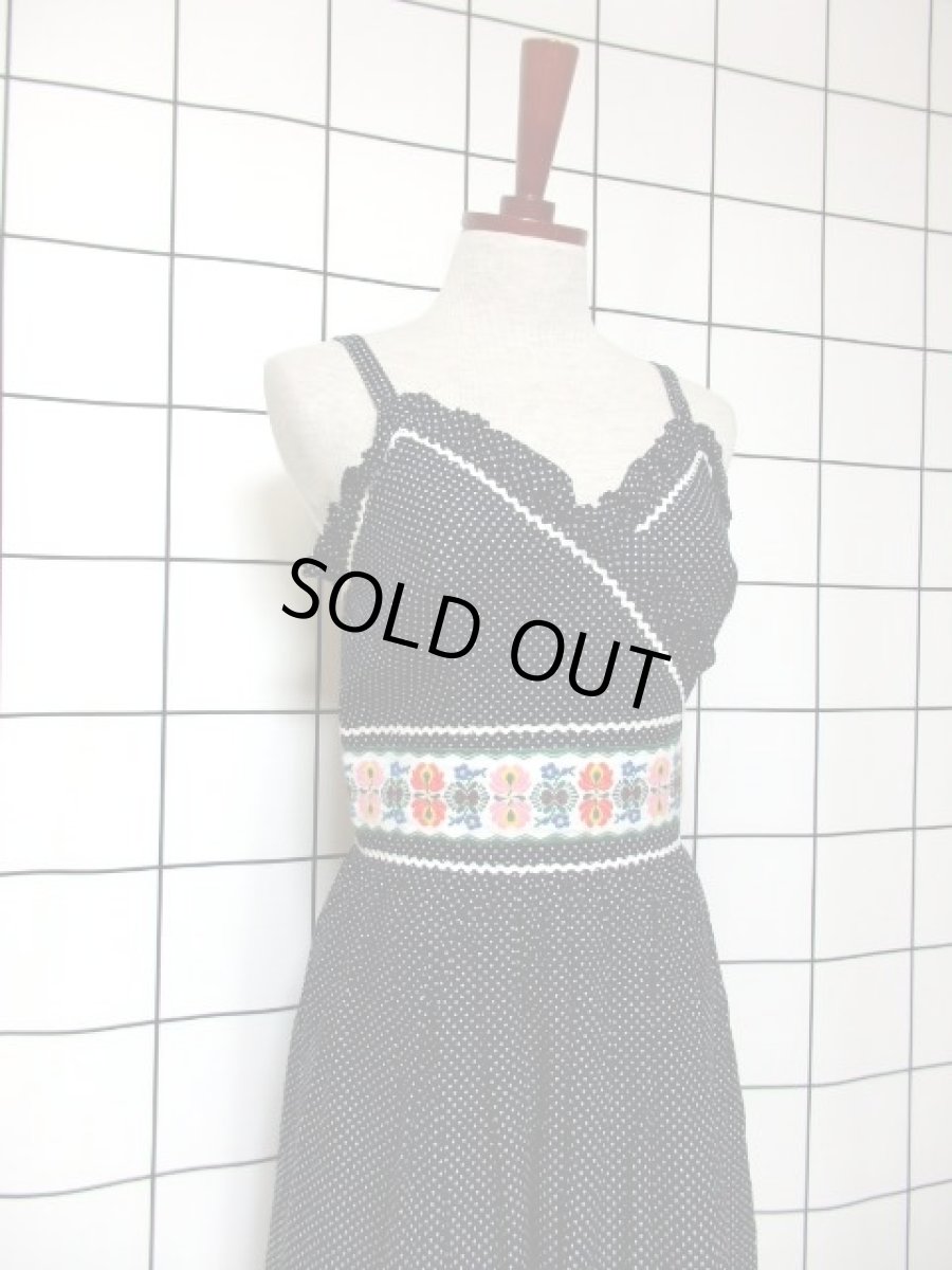 画像7: チロリアン調 ドット 花刺繍 チロルテープ フリル ブラック ホワイト クラシカル ノースリーブ レトロ ガーリー ヨーロッパ古着 ヴィンテージドレス (7)