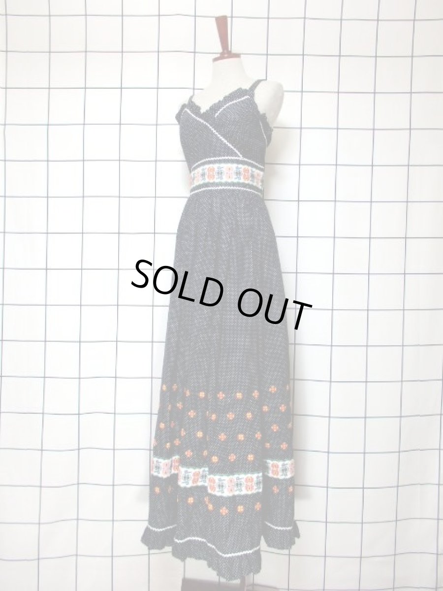 画像2: チロリアン調 ドット 花刺繍 チロルテープ フリル ブラック ホワイト クラシカル ノースリーブ レトロ ガーリー ヨーロッパ古着 ヴィンテージドレス (2)