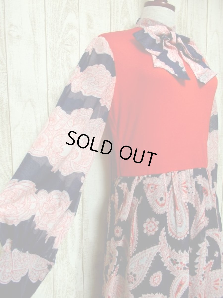 画像4: ペイズリーモチーフ 首元リボンタイ レッド ネイビー 長袖 レトロ ヨーロッパ古着 ヴィンテージマキシ丈ドレス 【4944】  (4)